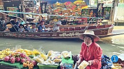 Damnoen Saduak Floating Market